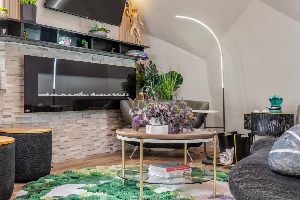 Villa Dome House Yyc, Iconic, Luxury, Backyard Oasis *