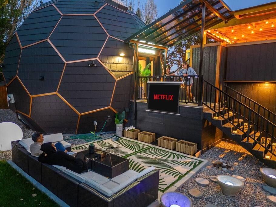 Dome House Yyc, Iconic, Luxury, Backyard Oasis Villa Calgary