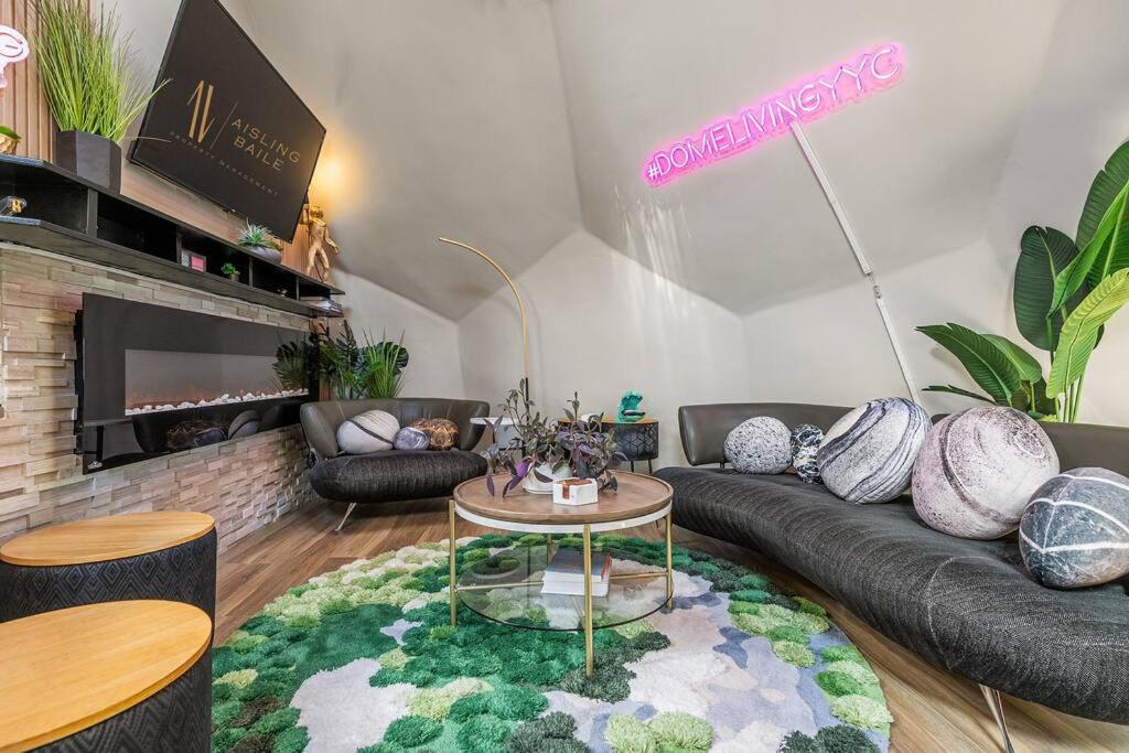 Dome House Yyc, Iconic, Luxury, Backyard Oasis Villa *